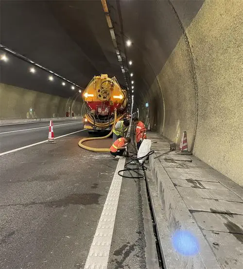 江城隧道排水渠清淤